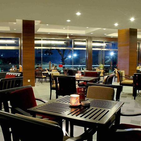 Ciputra Golf, Club & Hotel สุราบายา ร้านอาหาร รูปภาพ
