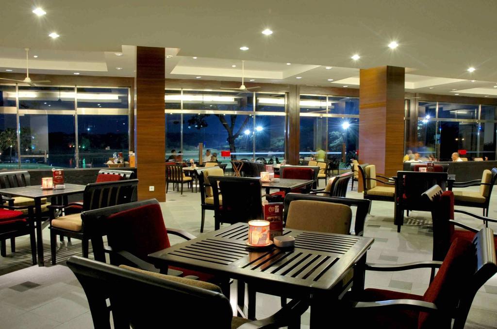 Ciputra Golf, Club & Hotel สุราบายา ร้านอาหาร รูปภาพ