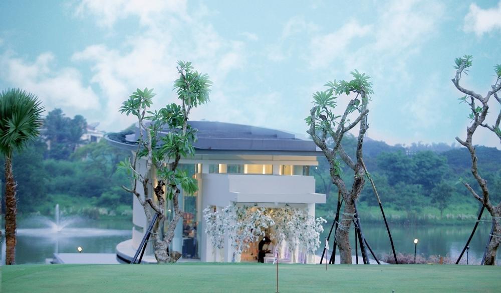 Ciputra Golf, Club & Hotel สุราบายา ภายนอก รูปภาพ