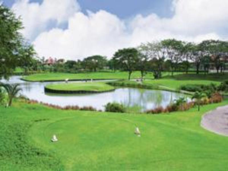 Ciputra Golf, Club & Hotel สุราบายา ภายนอก รูปภาพ